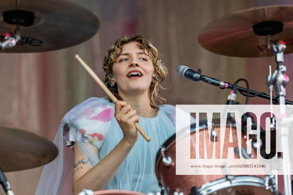 Green Juice Festival 2026 BLOND Lotta KUMMER Drums, Vocals The Chemnitz-based indie pop band Blond performing live outdoors on the main stage at the Green Juice Festival in Park Neu Vilich in Bonn, Bonn Neu Vilich, North Rhine-Westphalia, Germany