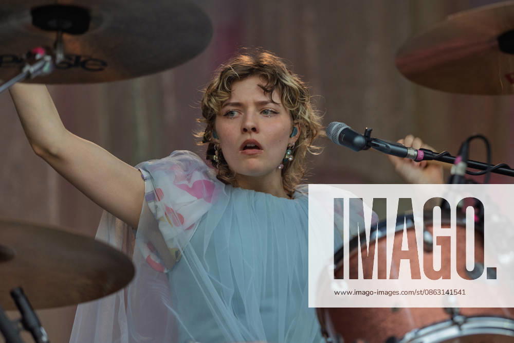 Green Juice Festival 2026 BLOND Lotta KUMMER Drums, Vocals The Chemnitz-based indie pop band Blond performing live outdoors on the main stage at the Green Juice Festival in Park Neu Vilich in Bonn, Bonn Neu Vilich, North Rhine-Westphalia, Germany