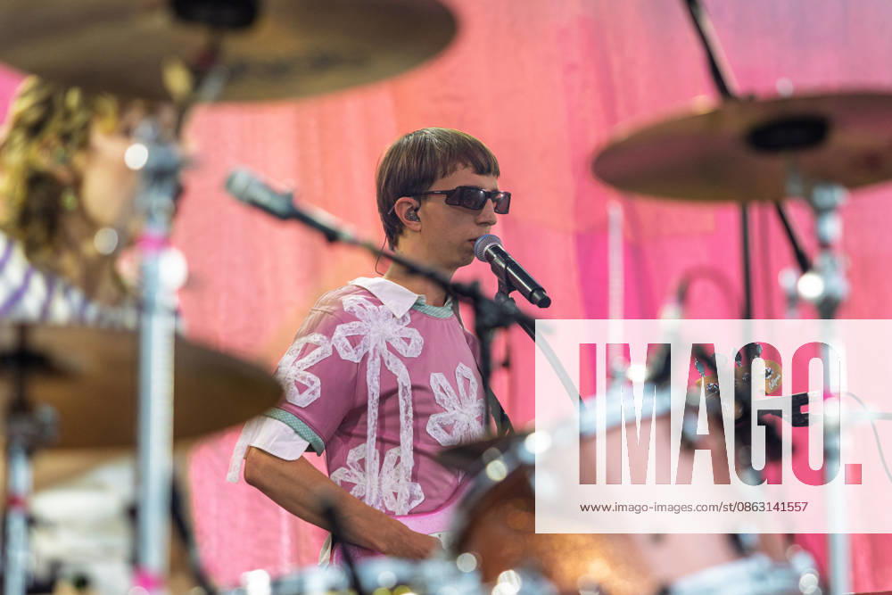 Green Juice Festival 2026 BLOND Johann BONITZ Bass, synthesizer, vocals The Chemnitz-based indie pop band Blond performing live outdoors on the main stage at the Green Juice Festival in Park Neu Vilich in Bonn, Bonn Neu Vilich, North Rhine-Westphalia, Germany