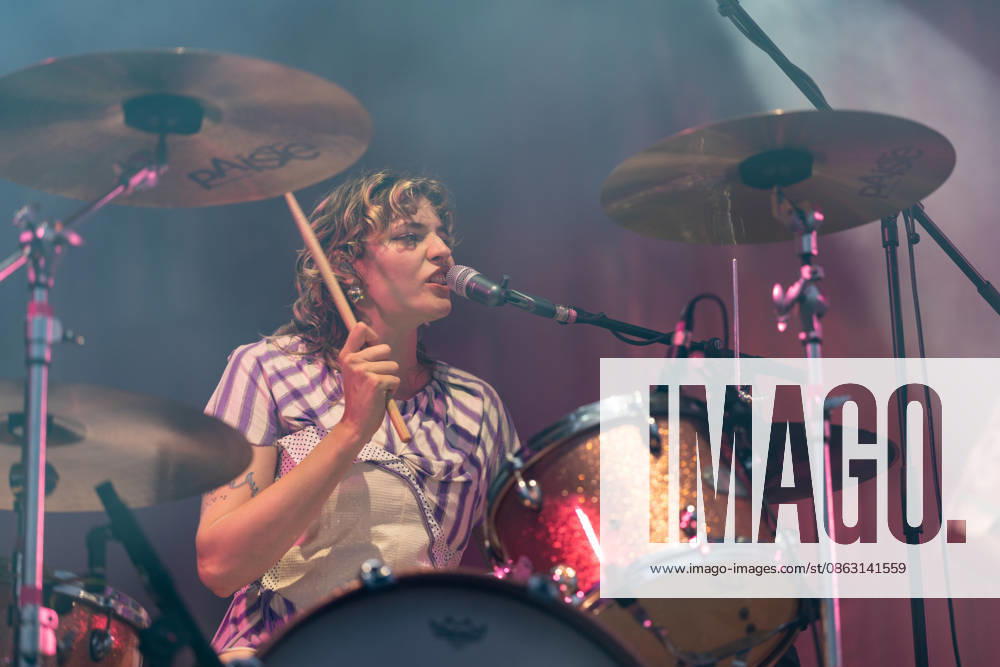 Green Juice Festival 2026 BLOND Lotta KUMMER Drums, Vocals The Chemnitz-based indie pop band Blond performing live outdoors on the main stage at the Green Juice Festival in Park Neu Vilich in Bonn, Bonn Neu Vilich, North Rhine-Westphalia, Germany