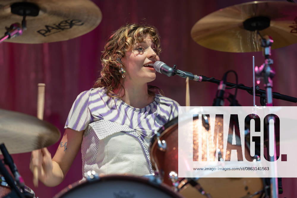 Green Juice Festival 2026 BLOND Lotta KUMMER Drums, Vocals The Chemnitz-based indie pop band Blond performing live outdoors on the main stage at the Green Juice Festival in Park Neu Vilich in Bonn, Bonn Neu Vilich, North Rhine-Westphalia, Germany