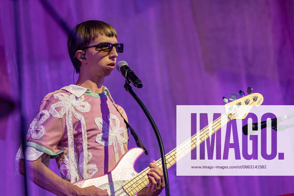 Green Juice Festival 2026 BLOND Johann BONITZ Bass, synthesizer, vocals The Chemnitz-based indie pop band Blond performing live outdoors on the main stage at the Green Juice Festival in Park Neu Vilich in Bonn, Bonn Neu Vilich, North Rhine-Westphalia, Germany
