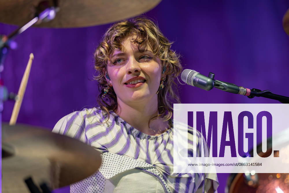 Green Juice Festival 2026 BLOND Lotta KUMMER Drums, Vocals The Chemnitz-based indie pop band Blond performing live outdoors on the main stage at the Green Juice Festival in Park Neu Vilich in Bonn, Bonn Neu Vilich, North Rhine-Westphalia, Germany