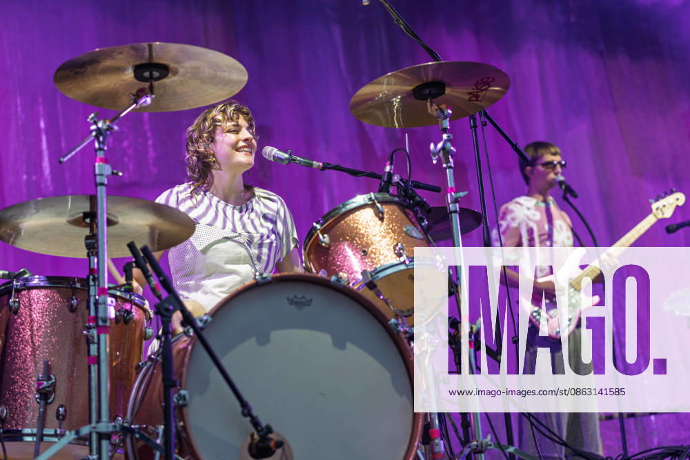 Green Juice Festival 2026 BLOND Lotta KUMMER Drums, Vocals The Chemnitz-based indie pop band Blond performing live outdoors on the main stage at the Green Juice Festival in Park Neu Vilich in Bonn, Bonn Neu Vilich, North Rhine-Westphalia, Germany