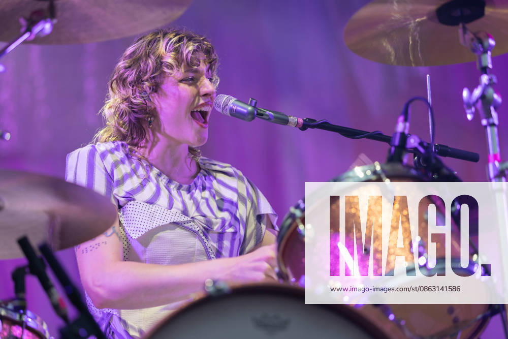 Green Juice Festival 2026 BLOND Lotta KUMMER Drums, Vocals The Chemnitz-based indie pop band Blond performing live outdoors on the main stage at the Green Juice Festival in Park Neu Vilich in Bonn, Bonn Neu Vilich, North Rhine-Westphalia, Germany
