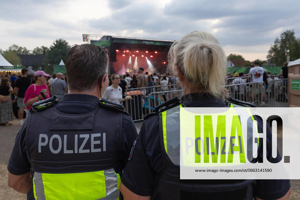 Green Juice Festival 2026 BLOND Police officers at the festival grounds The Chemnitz-based indie pop band Blond performing live outdoors on the main stage at the Green Juice Festival in Park Neu Vilich in Bonn, Bonn Neu Vilich, North Rhine-Westphalia, Germany