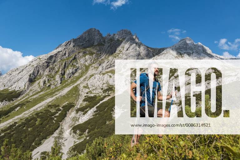 Austria, Tyrol, Young man hiking in the maountains at Lake Seebensee model released Symbolfoto DIGF04765