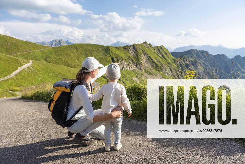 Germany, Bavaria, Oberstdorf, mother and little daughter on a hike in the mountains model released Symbolfoto DIGF04970