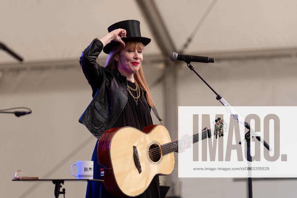Suzanne Vega in concert at Cambridge Folk Festival at Cherry Hinton Hall Park in Cambridge, UK on 02 August 2026 Suzanne Vega performing with Suzanne Vega in concert at Cambridge Folk Festival at Cherry Hinton Hall Park in Cambridge, UK on 02 August 2026, Credit:Stephen Keable Avalon UK, Cambridgeshire, Cambridge, Cherry Hinton Hall Park
