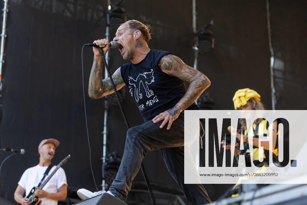 Donots are performing at the Kiddie Slam Open Air on the Kunst Rasen in Bonn. The Ibbenbüren-based punk rock band Donots, led by singer Ingo KNOLLMANN, is putting on a concert at the Kiddie Slam Open Air on the Kunst Rasen in Bonn that’s designed specifically for children. The young fans have their own area right in front of the stage, whil