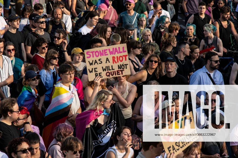 BERLIN, Germany †August 2, 2026: Thousands of people gather at Neptunebrunnen under the slogan â€oeFrom Grief to Anger to Resistance†to condemn the recent attack at Berlin Pride. The peaceful march continued to the Brandenburg Gate with participants carrying banners, posters, and drums. Police arrested one suspect near the demonstration who was carrying a German flag and fireworks. Berlin Germany - ZUMAq101 20260802_zna_q101_176