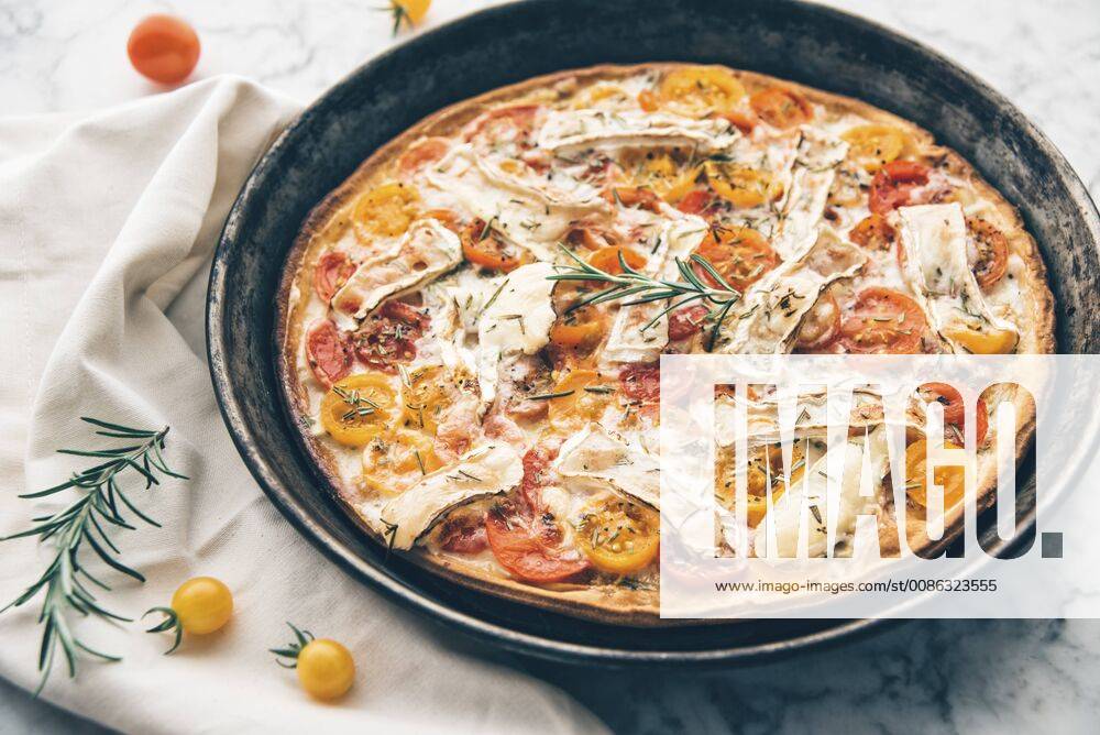 Tomato tart with goat cheese camembert, mustard and rosemary IPF00412