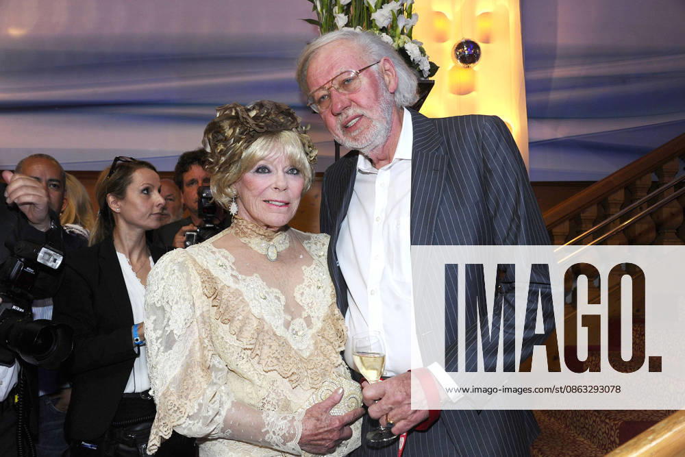 Elke Sommer and her husband Wolf Walther at the Kaiser Cup gala evening on July 16, 2016, in Bad Griesbach. Elke Sommer, 85, is mourning the loss of her husband, Wolf Walther.
