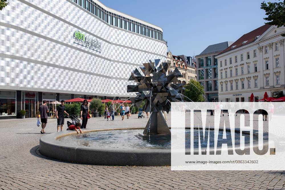 LEIPZIG, GERMANY Ã¢â‚¬ AUGUST 4, 2026: Residents, children and pets seek relief from high temperatures at public fountains as the temperature reaches around 32Ã‚Â°C during a heatwave in Leipzig, eastern Germany. Leipzig Germany - ZUMAq101 20260804_zna_q101_091