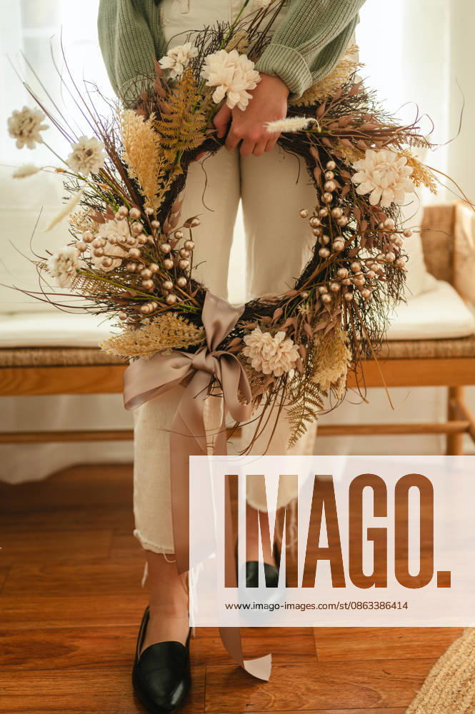 Woman holding a handmade dried flower fall wreath Chicago, Illinois, United States R_AKAO260715A8-2076806-01 ,model released, Symbolfoto ,property released