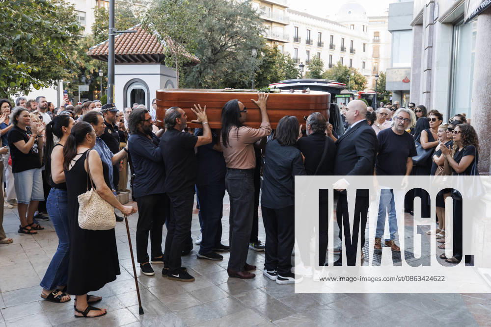 Granada Bids Farewell to Flamenco Guitarist Pepe Habichuela The coffin of guitarist Pepe Habichuela is carried on the shoulders of his family members to the funeral chapel set up at the Isabel la Católica Municipal Theater in Granada, his hometown. August 5, 2026, in Granada, Andalusia, Spain. Guitarist José Antonio Carmona, known as Pepe Habichuela (Granada, 1944), passed away this Tuesday at the age of 82 in Madrid after two years away from the stage due to illness. The musician was awarded the Medal of Merit in Fine Arts in 2018, and last February the government conferred upon him the Grand Cross of the Civil Order of Alfonso X the Wise, and described him as one of the most influential figures in contemporary flamenco guitar. AUGUST 5,