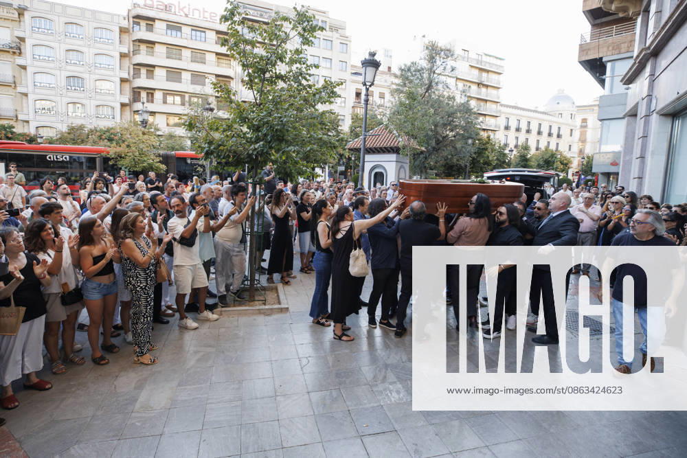 Granada Bids Farewell to Flamenco Guitarist Pepe Habichuela The coffin of guitarist Pepe Habichuela is carried on the shoulders of his family members to the funeral chapel set up at the Isabel la Católica Municipal Theater in Granada, his hometown. August 5, 2026, in Granada, Andalusia, Spain. Guitarist José Antonio Carmona, known as Pepe Habichuela (Granada, 1944), passed away this Tuesday at the age of 82 in Madrid after two years away from the stage due to illness. The musician was awarded the Medal of Merit in Fine Arts in 2018, and last February the government conferred upon him the Grand Cross of the Civil Order of Alfonso X the Wise, and described him as one of the most influential figures in contemporary flamenco guitar. AUGUST 5,