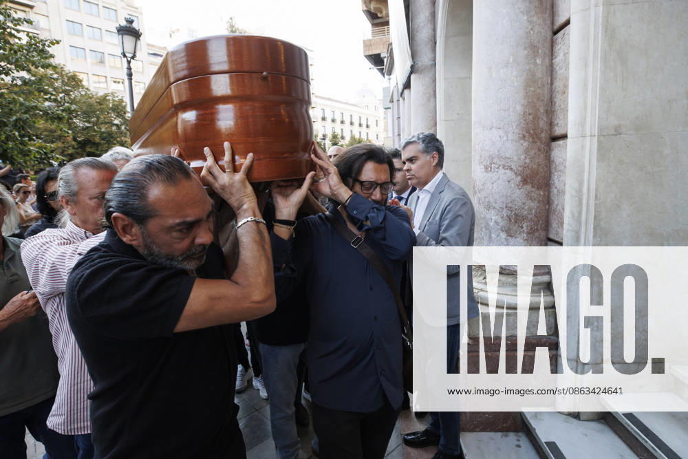 Granada Bids Farewell to Flamenco Guitarist Pepe Habichuela The coffin of guitarist Pepe Habichuela is carried on the shoulders of his family members to the funeral chapel set up at the Isabel la Católica Municipal Theater in Granada, his hometown. August 5, 2026, in Granada, Andalusia, Spain. Guitarist José Antonio Carmona, known as Pepe Habichuela (Granada, 1944), passed away this Tuesday at the age of 82 in Madrid after two years away from the stage due to illness. The musician was awarded the Medal of Merit in Fine Arts in 2018, and last February the government conferred upon him the Grand Cross of the Civil Order of Alfonso X the Wise, and described him as one of the most influential figures in contemporary flamenco guitar. AUGUST 5,