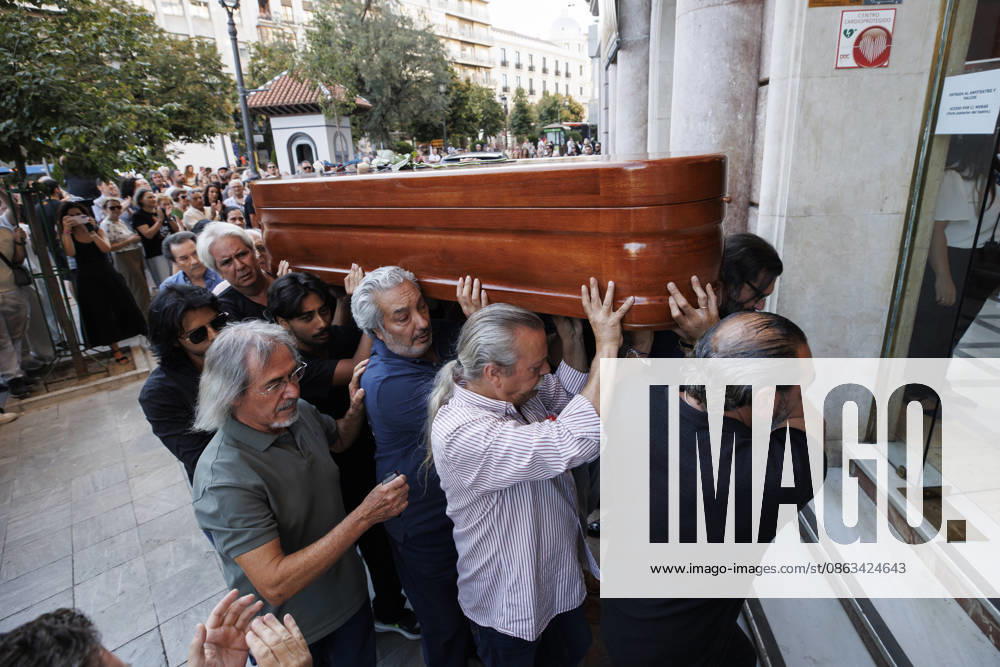 Granada Bids Farewell to Flamenco Guitarist Pepe Habichuela The coffin of guitarist Pepe Habichuela is carried on the shoulders of his family members to the funeral chapel set up at the Isabel la Católica Municipal Theater in Granada, his hometown. August 5, 2026, in Granada, Andalusia, Spain. Guitarist José Antonio Carmona, known as Pepe Habichuela (Granada, 1944), passed away this Tuesday at the age of 82 in Madrid after two years away from the stage due to illness. The musician was awarded the Medal of Merit in Fine Arts in 2018, and last February the government conferred upon him the Grand Cross of the Civil Order of Alfonso X the Wise, and described him as one of the most influential figures in contemporary flamenco guitar. AUGUST 5,