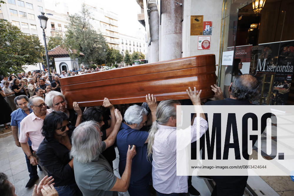 Granada Bids Farewell to Flamenco Guitarist Pepe Habichuela The coffin of guitarist Pepe Habichuela is carried on the shoulders of his family members to the funeral chapel set up at the Isabel la Católica Municipal Theater in Granada, his hometown. August 5, 2026, in Granada, Andalusia, Spain. Guitarist José Antonio Carmona, known as Pepe Habichuela (Granada, 1944), passed away this Tuesday at the age of 82 in Madrid after two years away from the stage due to illness. The musician was awarded the Medal of Merit in Fine Arts in 2018, and last February the government conferred upon him the Grand Cross of the Civil Order of Alfonso X the Wise, and described him as one of the most influential figures in contemporary flamenco guitar. AUGUST 5,