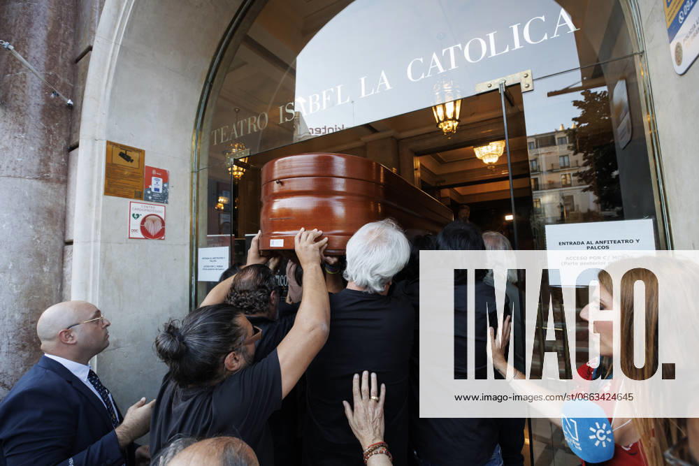 Granada Bids Farewell to Flamenco Guitarist Pepe Habichuela The coffin of guitarist Pepe Habichuela is carried on the shoulders of his family members to the funeral chapel set up at the Isabel la Católica Municipal Theater in Granada, his hometown. August 5, 2026, in Granada, Andalusia, Spain. Guitarist José Antonio Carmona, known as Pepe Habichuela (Granada, 1944), passed away this Tuesday at the age of 82 in Madrid after two years away from the stage due to illness. The musician was awarded the Medal of Merit in Fine Arts in 2018, and last February the government conferred upon him the Grand Cross of the Civil Order of Alfonso X the Wise, and described him as one of the most influential figures in contemporary flamenco guitar. AUGUST 5,