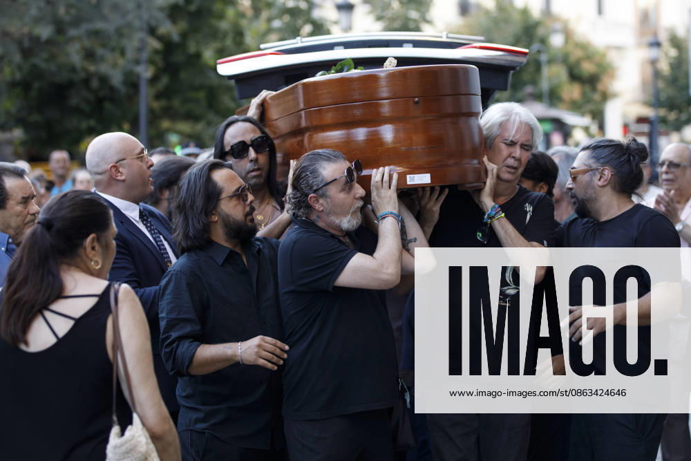 Granada Bids Farewell to Flamenco Guitarist Pepe Habichuela The coffin of guitarist Pepe Habichuela is carried on the shoulders of his family members to the funeral chapel set up at the Isabel la Católica Municipal Theater in Granada, his hometown. August 5, 2026, in Granada, Andalusia, Spain. Guitarist José Antonio Carmona, known as Pepe Habichuela (Granada, 1944), passed away this Tuesday at the age of 82 in Madrid after two years away from the stage due to illness. The musician was awarded the Medal of Merit in Fine Arts in 2018, and last February the government conferred upon him the Grand Cross of the Civil Order of Alfonso X the Wise, and described him as one of the most influential figures in contemporary flamenco guitar. AUGUST 5,