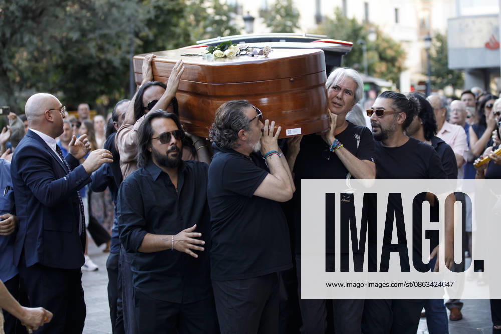 Granada Bids Farewell to Flamenco Guitarist Pepe Habichuela The coffin of guitarist Pepe Habichuela is carried on the shoulders of his family members to the funeral chapel set up at the Isabel la Católica Municipal Theater in Granada, his hometown. August 5, 2026, in Granada, Andalusia, Spain. Guitarist José Antonio Carmona, known as Pepe Habichuela (Granada, 1944), passed away this Tuesday at the age of 82 in Madrid after two years away from the stage due to illness. The musician was awarded the Medal of Merit in Fine Arts in 2018, and last February the government conferred upon him the Grand Cross of the Civil Order of Alfonso X the Wise, and described him as one of the most influential figures in contemporary flamenco guitar. AUGUST 5,