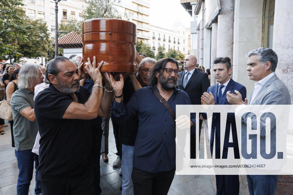 Granada Bids Farewell to Flamenco Guitarist Pepe Habichuela The coffin of guitarist Pepe Habichuela is carried on the shoulders of his family members to the funeral chapel set up at the Isabel la Católica Municipal Theater in Granada, his hometown. August 5, 2026, in Granada, Andalusia, Spain. Guitarist José Antonio Carmona, known as Pepe Habichuela (Granada, 1944), passed away this Tuesday at the age of 82 in Madrid after two years away from the stage due to illness. The musician was awarded the Medal of Merit in Fine Arts in 2018, and last February the government conferred upon him the Grand Cross of the Civil Order of Alfonso X the Wise, and described him as one of the most influential figures in contemporary flamenco guitar. AUGUST 5,