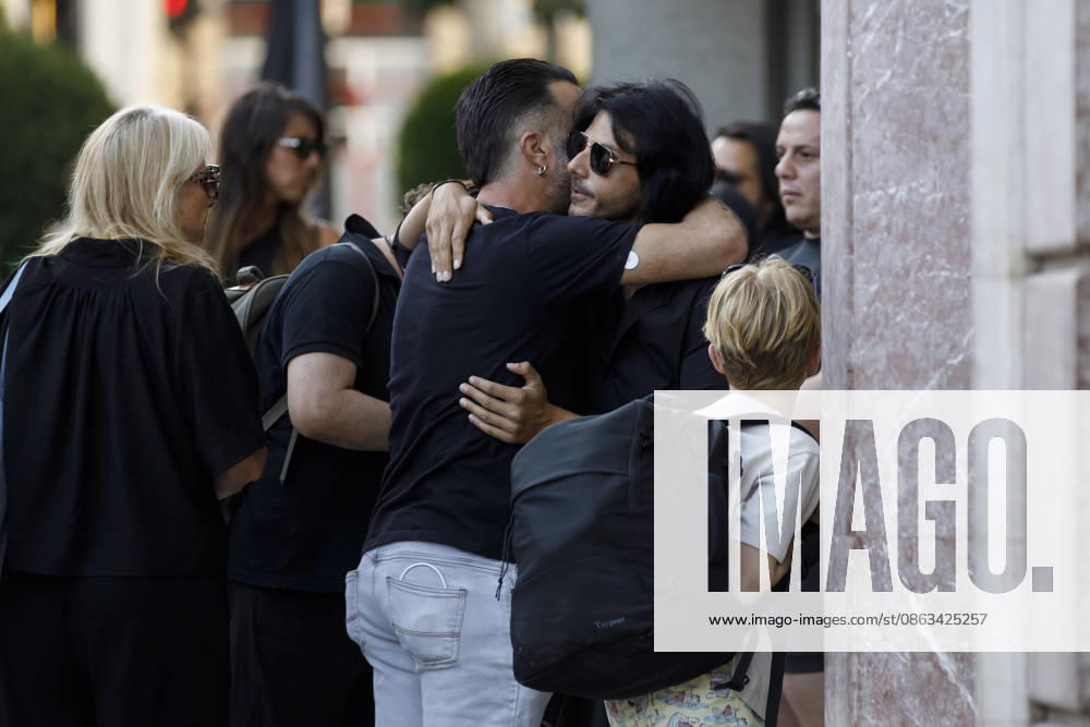 Granada bids farewell to flamenco guitarist Pepe Habichuela Pepe Habichuela’s grandson and fellow guitarist, Juan Habichuela 1i, upon his arrival at the funeral chapel set up at the Isabel la Católica Municipal Theater in Granada, his hometown. August 5, 2026, in Granada, Andalusia, Spain. Guitarist José Antonio Carmona, known as Pepe Habichuela (Granada, 1944), passed away this Tuesday at the age of 82 in Madrid after two years away from the stage due to illness. The musician was awarded the Medal of Merit in Fine Arts in 2018, and last February the government conferred upon him the Grand Cross of the Civil Order of Alfonso X the Wise, and described him as one of the most influential figures in contemporary flamenco guitar. AUGUST 5, 2026