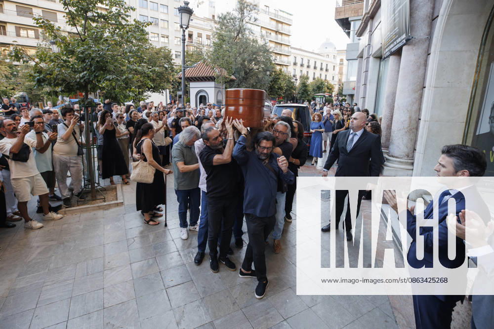 Granada Bids Farewell to Flamenco Guitarist Pepe Habichuela The coffin of guitarist Pepe Habichuela is carried on the shoulders of his family members to the funeral chapel set up at the Isabel la Católica Municipal Theater in Granada, his hometown. August 5, 2026, in Granada, Andalusia, Spain. Guitarist José Antonio Carmona, known as Pepe Habichuela (Granada, 1944), passed away this Tuesday at the age of 82 in Madrid after two years away from the stage due to illness. The musician was awarded the Medal of Merit in Fine Arts in 2018, and last February the government conferred upon him the Grand Cross of the Civil Order of Alfonso X the Wise, and described him as one of the most influential figures in contemporary flamenco guitar. AUGUST 5,