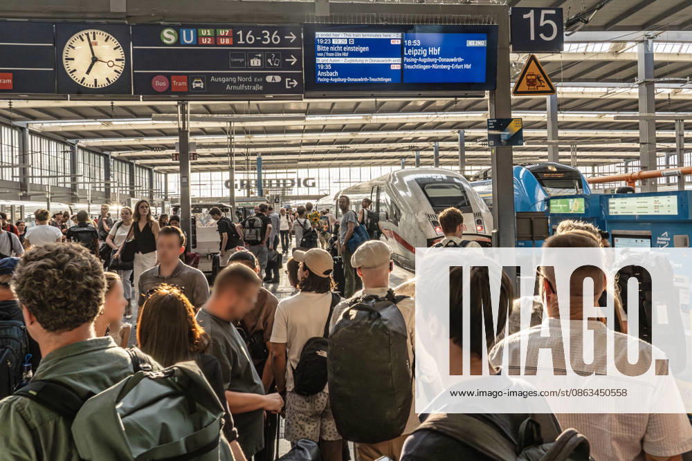 Munich Central Station, travelers rushing to their trains, 7:00 p.m., Munich, August 2026, Germany, Munich, August 2026, Munich Central Station, travelers rushing to their trains; an ICE bound for Leipzig is on Track 15, about to depart, shortly before 7:00 p.m., rail traffic, long-distance rail service, DB, Deutsche Bahn, summer, Bavaria, Bavarian,