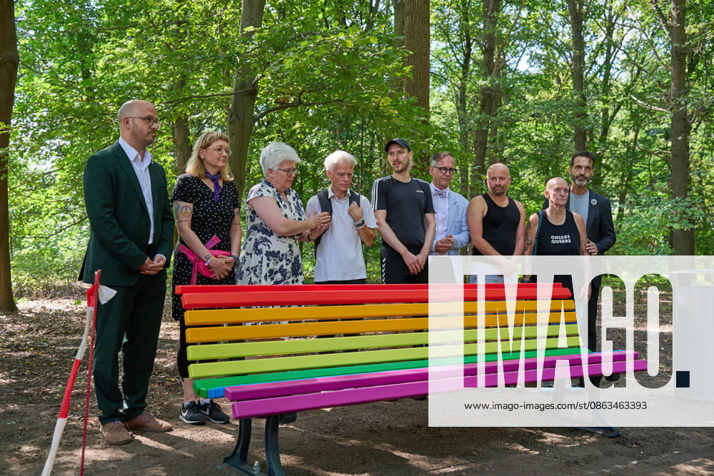 Nach der Attacke auf den Berliner Christopher Street Day (CSD) wird am Donnerstag (06.08.2026) im Tiergarten ein neuer Baum am Anschlagsort gepflanzt. Ein franzoesischer Ahorn ersetzt den Baum, der infolge des Anschlags gefaellt wurde. Der Baum soll ein schuetzendes Metallgitter erhalten, an dem Karten, Fotos, Blumen und persoenliche Botschaften angebracht werden koennen. Neben dem Baum stellt das Bezirksamt eine Bank in den Farben des Regenbogens auf (im Foto 3.vl. Stefanie Remlinger, Bezirksbuergermeisterin von Berlin-Mitte (Buendnis 90 Die Gruenen), 1.vr. Alfonso Pantisano, Queerbeauftragte des Landes Berlin). Diese soll zum Innehalten, Verweilen und zur stillen Anteilnahme einladen und Solidaritaet mit der queeren Community zum Ausdruck