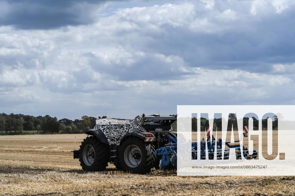Erlkönig XXL on the Move in the Emsland Region: Autonomous agricultural machines from Krone and Lemken undergoing testing in a field. The driverless, diesel-electric implement carrier delivers approximately 230 PS, operates autonomously in the field, and was developed for soil preparation, seeding, mowing, and tilling. Spelle, Lower Saxony, Germany