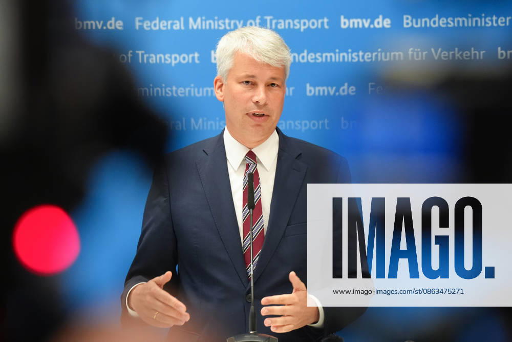 Press Conference: High-Level Discussion on Low Water Levels with Transportation Minister Bilger – A portrait of Transportation Minister Steffen Bilger standing next to a red light during the press conference following the high-level discussion on low water levels in the Rhine at the Federal Ministry of Transportation, Bonn, August 6, 2026, Bonn, North Rhine-Westphalia, Germany