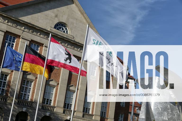 Siemens in Berlin Siemensstadt 2018 10 31 Berlin Germany Berlin Siemensstadt with Siemens branch management Dynamo and Schaltwerk Here, with Berlins support, Siemens plans to set up a campus for science Research and production and to invest around 600 million euros in the coming years In the picture, the flags of the EU of Germany Berlin and of Siemens in front of the building of the Berlin branch offi