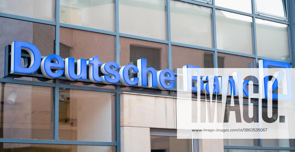 Deutsches Bank-Logozeichen an der Fassade in Trier, Deutschland, Investment- und Finanzbranche in der Stadt, Finanzgruppe der deutschen Sparkassen, 8. Juli 2026 Deutsche bank logo sign on facade in Trier, Germany, investment and finance branch in city, financial group of german savings banks, july 8th 2026 (License=RM)