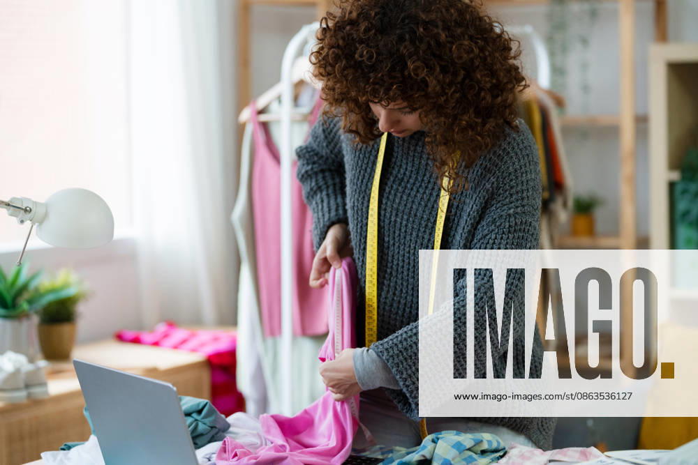 IMAGO Creative, Lifestyle, Freizeit, Hobby, Handarbeit, Nähen #2 Fashion designer measuring fabric at workspace with laptop model released, Symbolfoto property released, ATSF00329