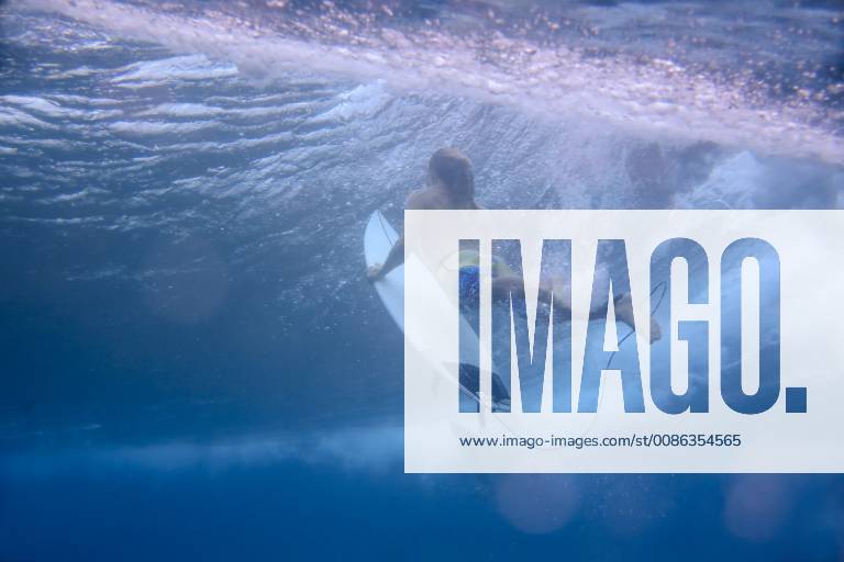 Underwater view of male surfer diving in ocean, Male, Maldives, Male Maldives Maldives TRKO023078 model released Symbolfoto