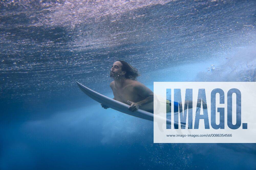 Underwater view of male surfer diving in ocean, Male, Maldives, Male Maldives Maldives TRKO023084 model released Symbolfoto