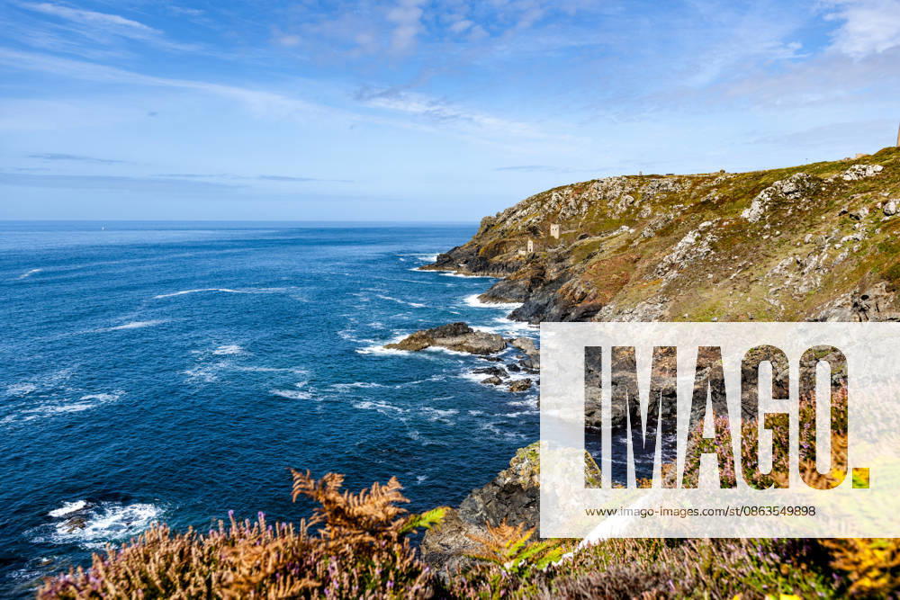 The historic Botallack Mine sits on a steep cliff in West Cornwall, Cornwall Großbrittanien EGBF02018