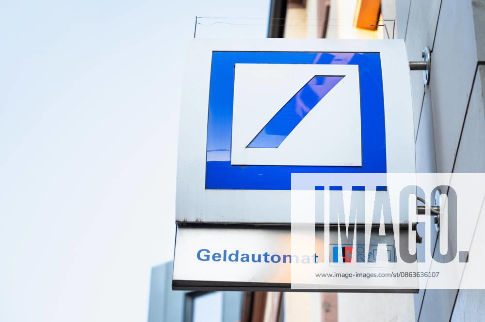 Logo der Deutschen Bank, Geldautomat, Fassade in Trier, Deutschland, Investment- und Finanzfiliale in der Stadt, Finanzgruppe der deutschen Sparkassen, 8. Juli 2026 Deutsche bank logo sign, cash machine, facade in Trier, Germany, investment and finance branch in city, financial group of german savings banks, july 8th 2026 (License=RM)