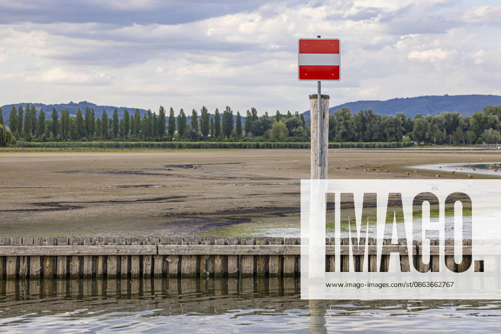 The harbor in Moos on Lake Constance with low water levels. Water levels have reached a record low due to the hot summer. Many harbors on the Untersee have very little water left. Moos is located on the shore of Lake Constance on the Höri Peninsula. August 6, 2026, Moos, Baden-Württemberg, Germany