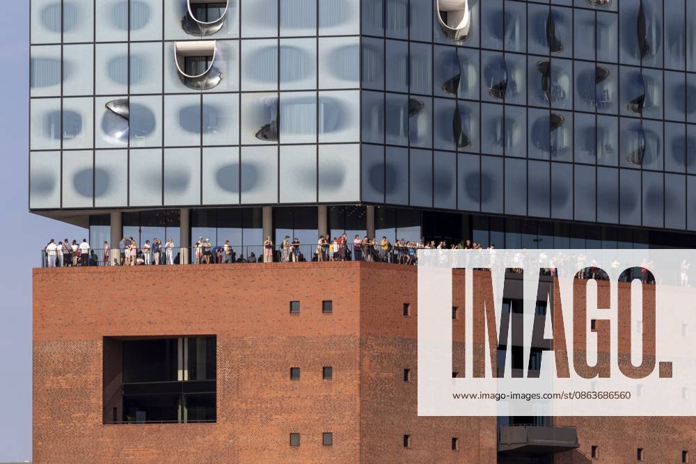 Touristenattraktion, Detailansicht, Touristen auf der Aussichtsplattform Plaza, Elbphilharmonie in der Hafencity im Hafen von Hamburg, Deutschland Tourist attraction, detailed view, tourists on the Plaza observation deck, Elbe Philharmonic Hall in Hafencity in the port of Hamburg, Germany