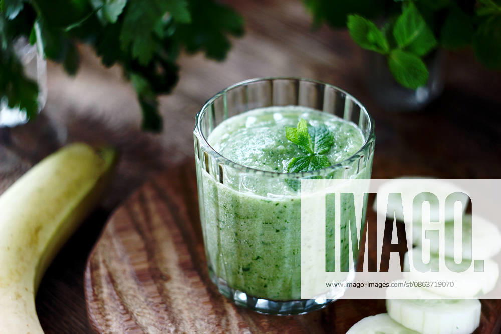 Healthy green detox smoothie with mint garnish Russia, Moscow Oblast, Russia R_CTOS260805C-2095016-01 ,model released, Symbolfoto ,property released