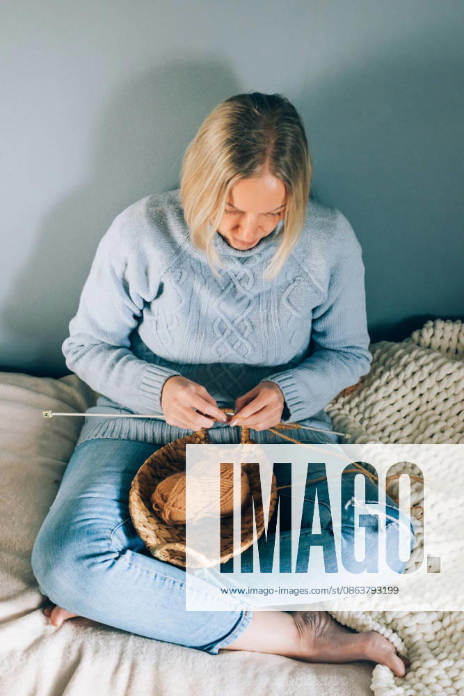 Stricken als Handarbeitshobby für Frauen. Eine Frau mittleren Alters bei der Handarbeit: Sie strickt. Women s needlework hobby knitting. Middle-aged woman doing handwork weaves knitting (License=RF) ,model released, Symbolfoto