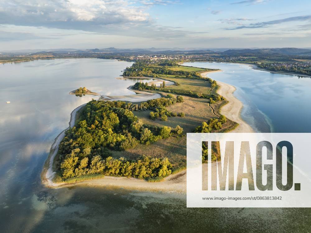 Luftbild von der Halbinsel Mettnau bei Radolfzell am Bodensee bei historischem Tiefstand, Niedrigwasser bei Pegelstand 286 cm, am Horizont die Stadt Radolfzell und die Hegauberge, Landkreis Konstanz, Baden-Württemberg, Deutschland Aerial view of the Mettnau peninsula near Radolfzell on Lake Constance at historic lows, low tide at water level 286 cm, on the horizon the town of Radolfzell and the Hegauberge Mountains, Konstanz district, Baden-Württemberg, Germany