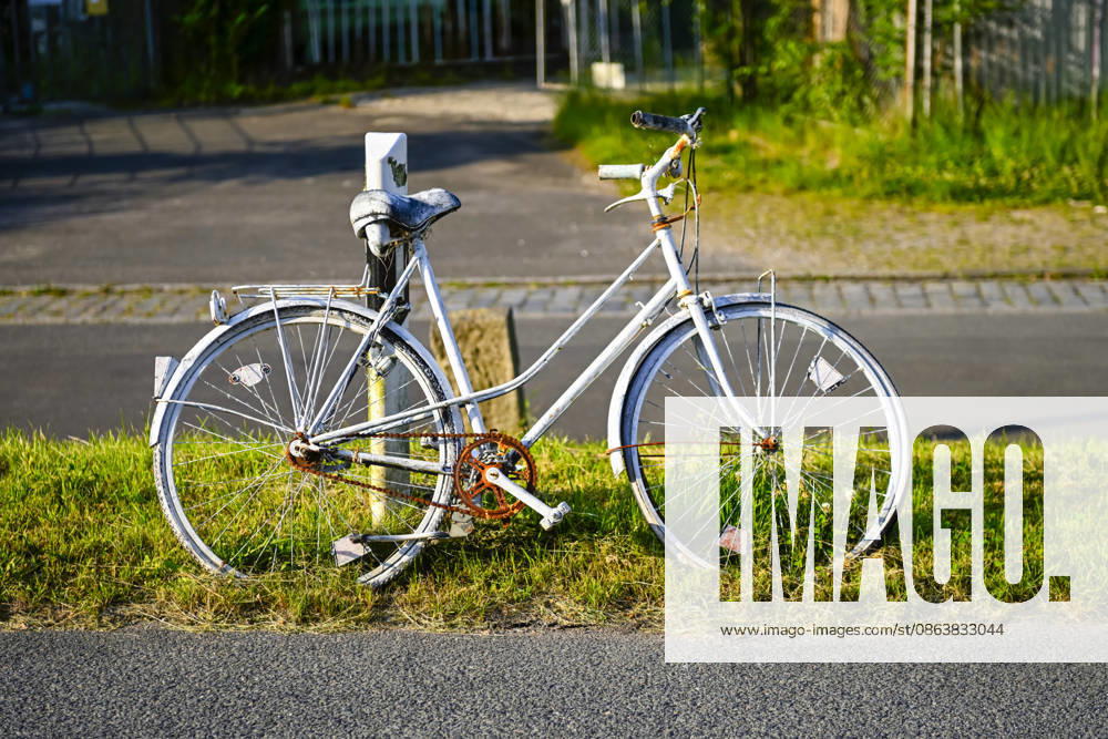 A white-painted bicycle on the side of the road in memory of a cyclist who died in an accident in Rothenburgsort, Hamburg, Germany. Archive, June 2025. Hamburg, Rothenburgsort, Hamburg, Germany. ** ** **