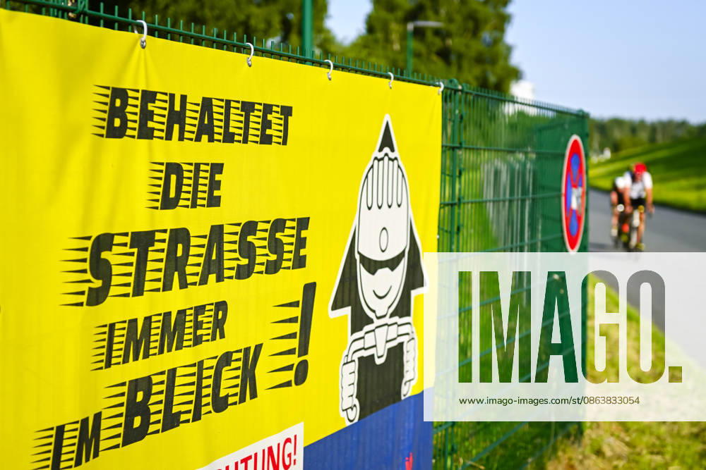 Sign by the roadside for road cyclists to help prevent rear-end collisions in traffic in Rothenburgsort, Hamburg, Germany. Archive, June 2025. Hamburg, Rothenburgsort, Hamburg, Germany. ** ** **
