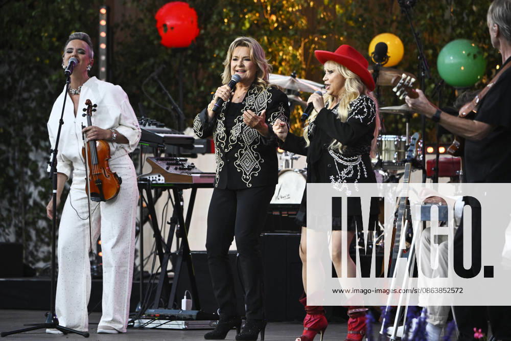 STOCKHOLM, SWEDEN 20260811 Nanne and Bettan Elisabeth Andreassen (left) and Nanne Grönvall (right) perform during the season’s final Allsang pa Skansen on Tuesday evening STOCKHOLM, SWEDEN