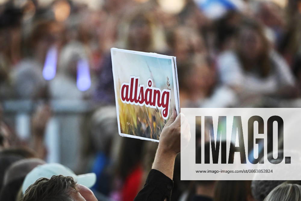 STOCKHOLM, SWEDEN 20260811 A fan in the audience holding a sign during the season s final Allsang pa Skansen on Tuesday evening STOCKHOLM SWEDEN